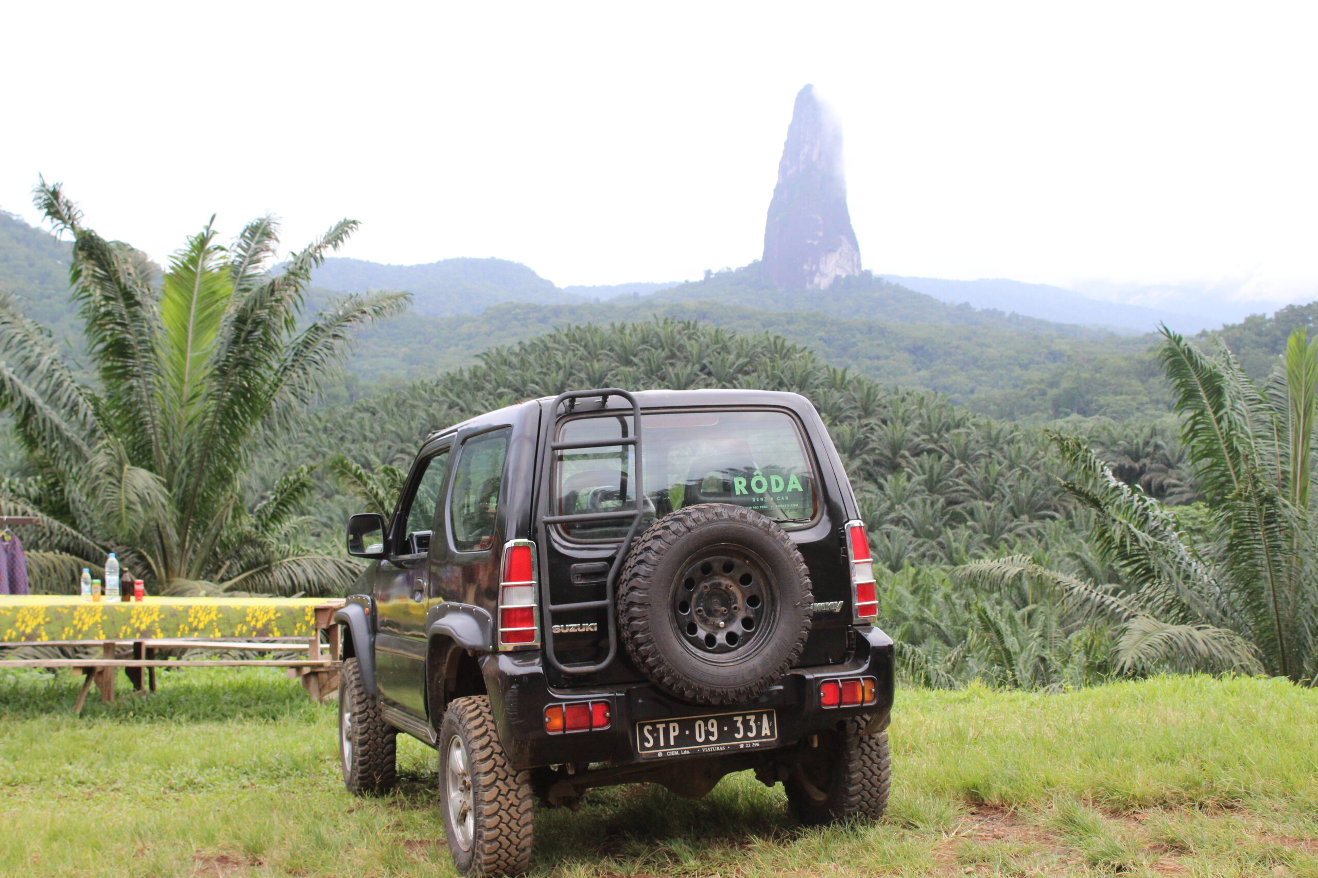 Suzuki RÔDA diante do Pico Cão Grande
