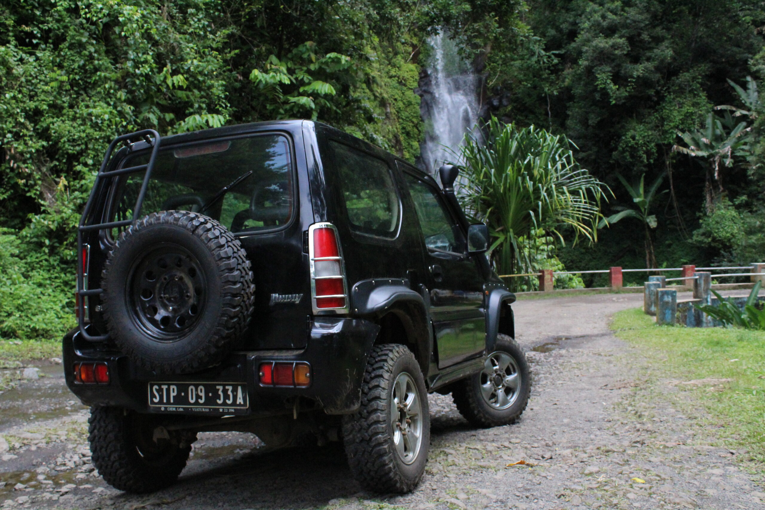 Suzuki RÔDA junto a uma cascata